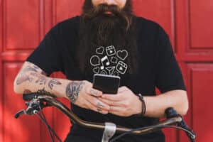 How Entrepreneurs Use Customised T-Shirt Printing UK to Build Brands That Grow Offline and Online